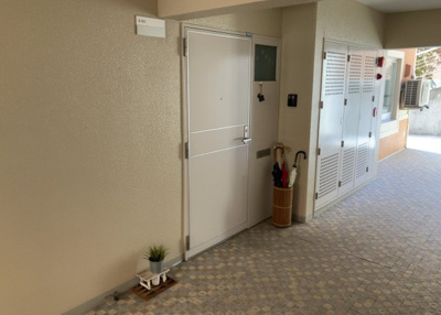 【玄関】 | ベルコリーヌ南大沢５－１３－５号棟 | 玄関は家の顔でもあり、家族以外の目にも止まる場所です。玄関は外との間を仕切る扉、靴などをしまっておく収納スペース、靴脱ぎのたたきスペース、来客とのやり取りをするドアホンなど複数のアイテムからなります。