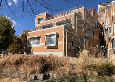 【外観】 | ベルコリーヌ南大沢５－１３－５号棟 | 外観はマンション管理がされているかの目安になります。築年数が古いと、壁面は劣化してひび割れが生じることも！建物が古びていても細かいところが修繕されていると、きちんと管理されているなぁと感じるでしょう。