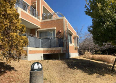 【バルコニー】 | ベルコリーヌ南大沢５－１３－５号棟 | 一般的なバルコニーは、奥行1.5ｍ程ですが、ワイルドバルコニーは2ｍまで広がっています。そのため洗濯物の間隔をあけ干すことができ、乾きやすいというメリットや、ガーデニングが楽しめる等の特徴があります。