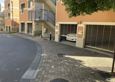 【駐車場】 | ベルコリーヌ南大沢５－１３－５号棟 | 駐車場と明記されていても、最小スペースでつくられた駐車場だと大型車は駐車できなかったり、出入りしにくくなったりする可能性があります。お車のサイズと購入したい物件の駐車場のサイズを現地で確認しましょう。