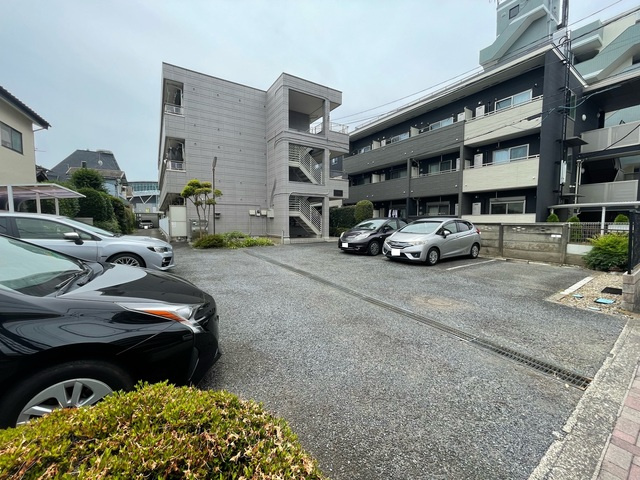 グロウヒルズの駐車場