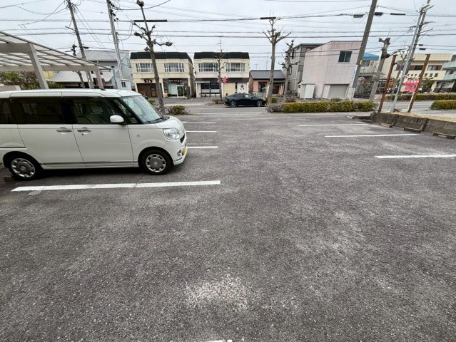 岡崎市百々町　清水ビルの駐車場