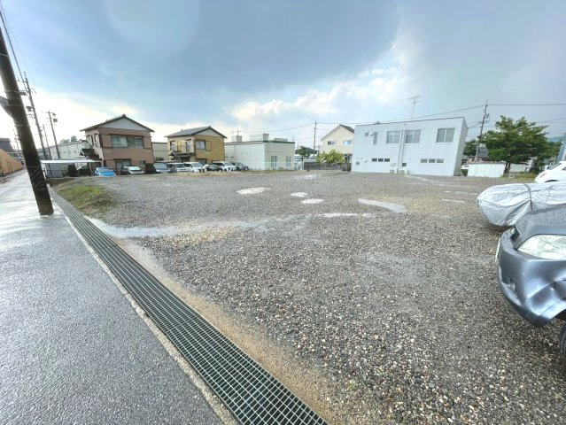 岡崎市百々町　清水ビルの駐車場