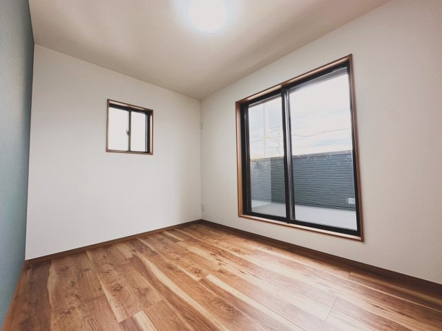 京都市西京区山田南山田町　未入居物件の洋室