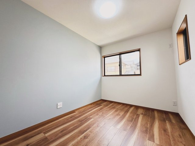 京都市西京区山田南山田町　未入居物件の洋室