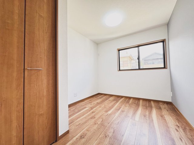 京都市西京区山田南山田町　未入居物件の洋室