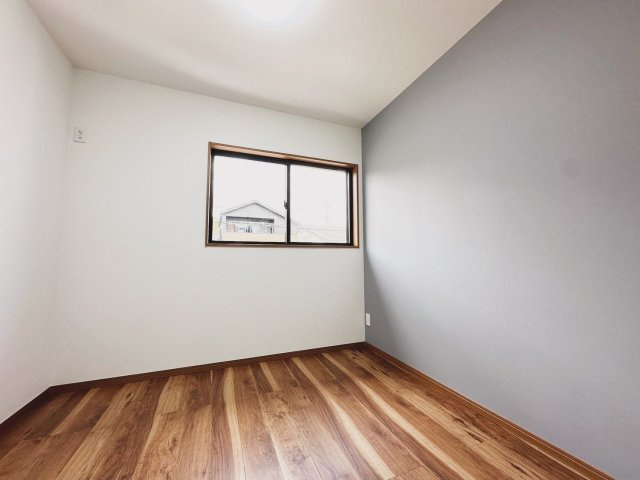 京都市西京区山田南山田町　未入居物件の洋室