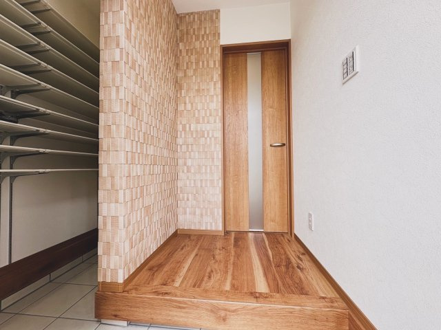 京都市西京区山田南山田町　未入居物件の玄関