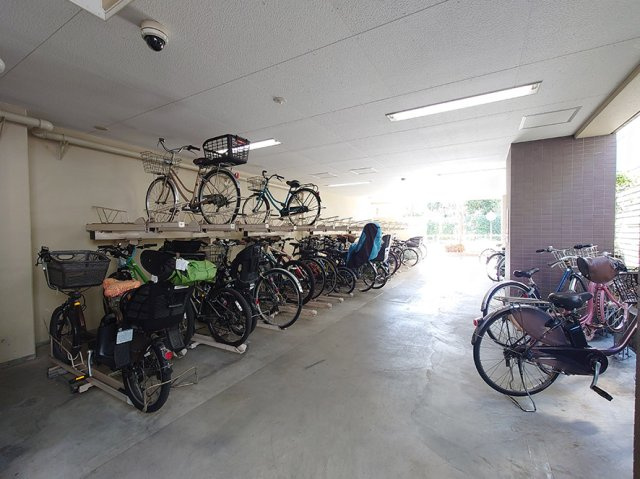 グロ―ベル　ザ・シーズン鷺ノ宮パークスの駐車場|建物１階部分につき、雨にぬれずに自転車の出し入れが出来ます★