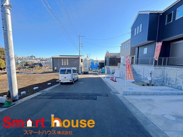 綾瀬市寺尾本町　新築全5棟の前面道路含む現地写真|お住まいの前面道路が広いと駐車が楽になり、陽当たりも遮られないので明るく居心地の良いお家になります♪
