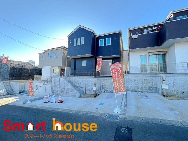 綾瀬市寺尾本町　新築全5棟の外観|オシャレな外観は、人の目を引くだけではなく自慢したくなりますね！植木を置いたりアレンジは、自由です。自分の好みに仕上げましょう♪
