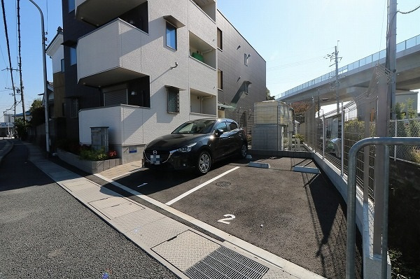 ブルーグラスの駐車場