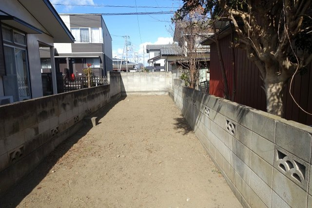 高崎市棟高町　中古住宅の駐車場