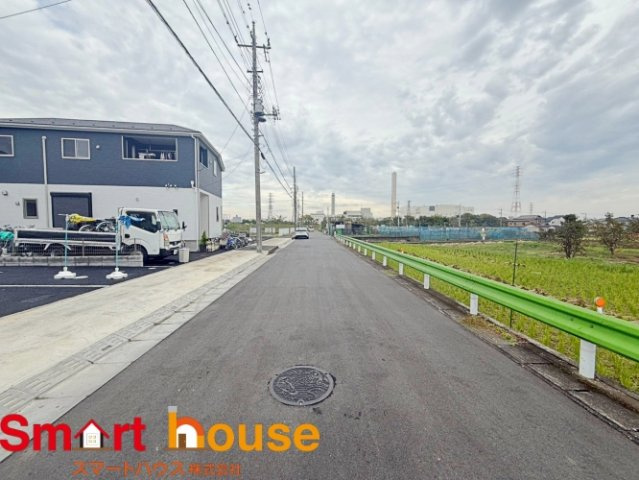 東京都日野市新井　新築7棟！の前面道路含む現地写真|お住まいの前面道路が広いと駐車が楽になり、陽当たりも遮られないので明るく居心地の良いお家になります♪