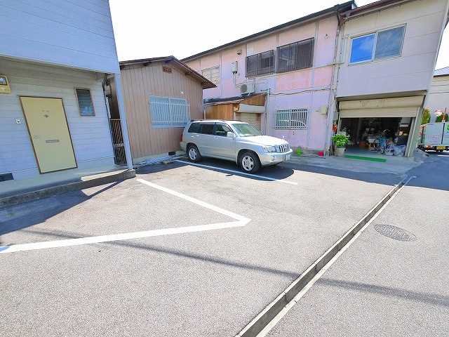 シャンポール豊井の駐車場|車をお持ちの方に嬉しい駐車場付きの物件です