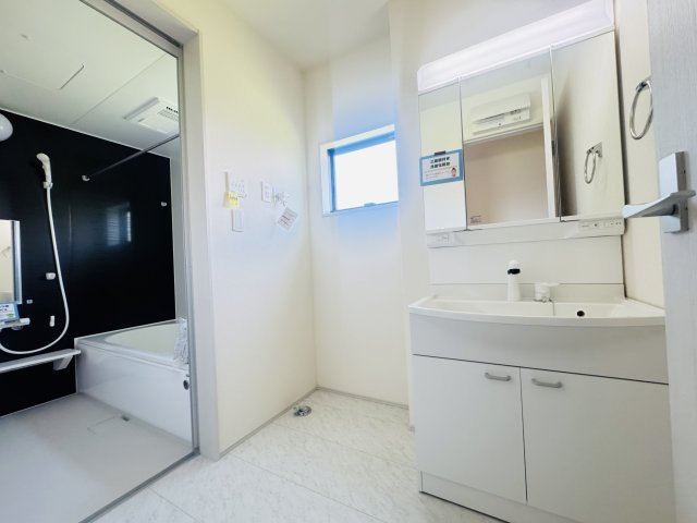 【独立洗面台】 | 新築　桐生市広沢町第7　Livele Garden.S　3号棟 | 現地写真　シャワー付きの洗面台は忙しい朝でも身支度を整えるのにとても便利◎							
