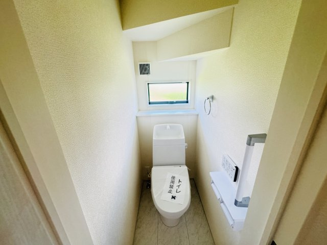 【トイレ】 | 新築　桐生市広沢町第7　Livele Garden.S　3号棟 | 現地写真　白を基調としたさわやかなトイレは汚れがつきにくくお手入れもしやすいのが特徴♪								
		
