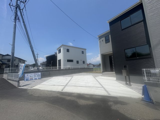 【駐車場】 | 新築　桐生市広沢町第7　Livele Garden.S　3号棟 | 現地写真　 駐車スペース広々！建物南側に並列で３台置けます♪					
