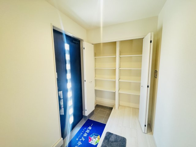 【玄関】 | 新築　桐生市広沢町第7　Livele Garden.S　3号棟 | 現地写真　大きなクローゼットタイプのシューズボックスはたくさん収納できます！