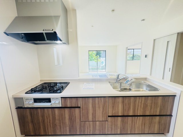 【キッチン】 | 新築　桐生市広沢町第7　Livele Garden.S　3号棟 | 現地写真　家族の会話が弾む対面キッチン。お子様の様子も確認できて安心ですね。							

			
