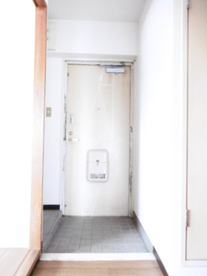 【玄関】 | イーストハイツ高崎 | 収納もある玄関です