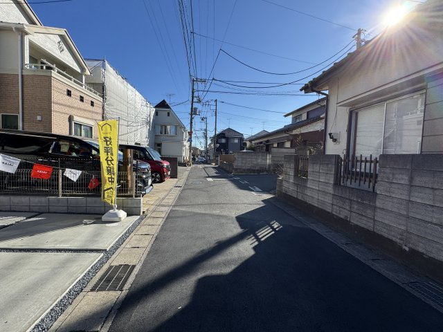 松戸市五香７丁目新築戸建【高木第二小学校：10分】の前面道路含む現地写真|南側前面道路
