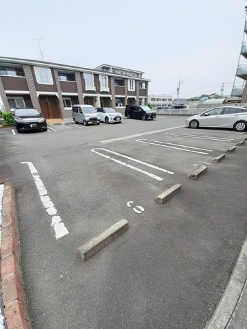 ジュネス二番館の駐車場|駐車スペースもあります☆