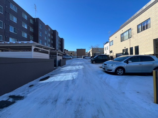 メゾンドルチェ十五番館の駐車場|敷地内駐車場空き有り（7000円／月・空き状況は都度要確認）！