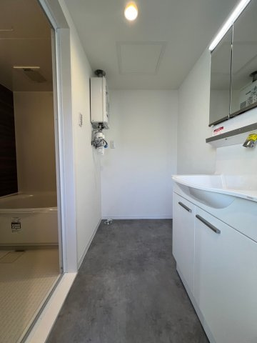 メゾンドルチェ十五番館の洗面所|新規交換済みの洗面化粧台＋ランドリースペース！