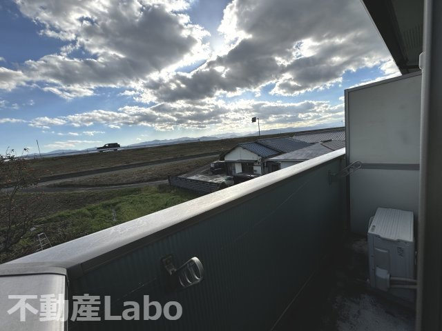 板野郡藍住町徳命字小塚のアパートのバルコニー