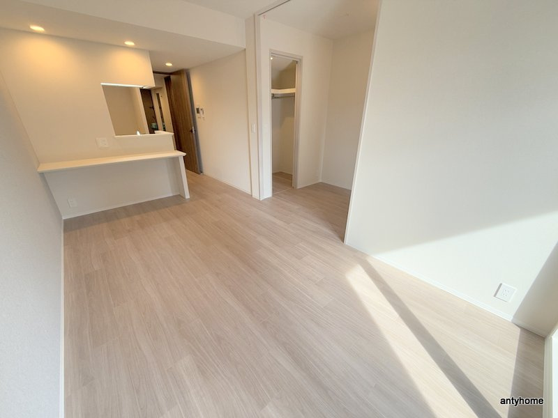 コンフォリア新大阪宮原Q　仲介手数料無料の居間・リビング