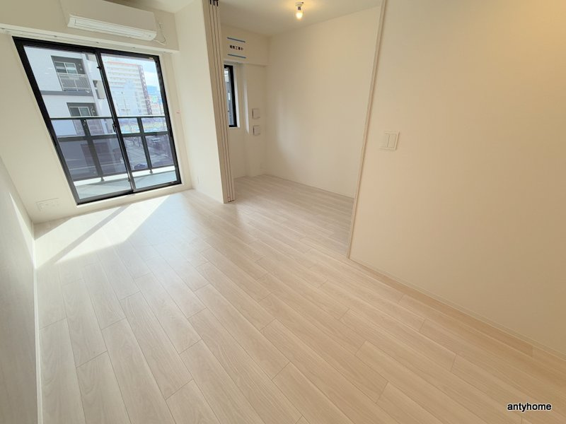 コンフォリア新大阪宮原Q　仲介手数料無料の居間・リビング