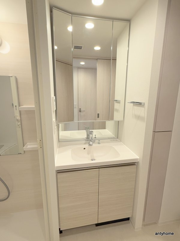 コンフォリア新大阪宮原Q　仲介手数料無料の洗面所