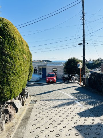 鎌倉×江ノ島、湘南の真ん中で叶える暮らし。の周辺|駅からは江ノ島や伊豆大島が見えることも！駅近でありながら自然環境がいいところが津西のポイント！