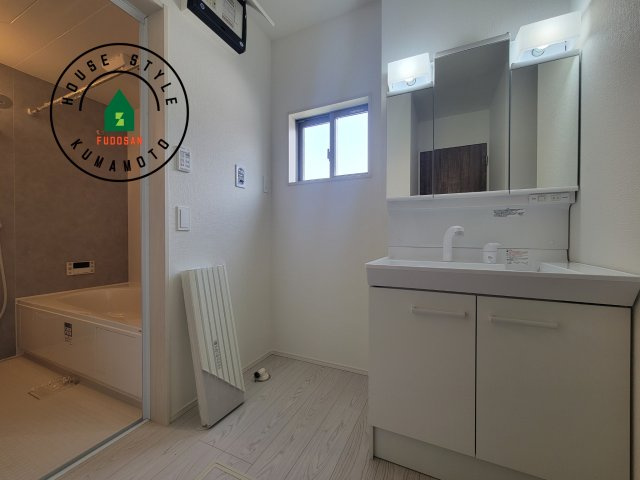 熊本市南区御幸木部3丁目第2-2棟（2号棟）　の脱衣所|ゆとりの洗面スペースで朝の身支度もスムーズに。暮らしを快適に変えるシャワー付洗面台です！