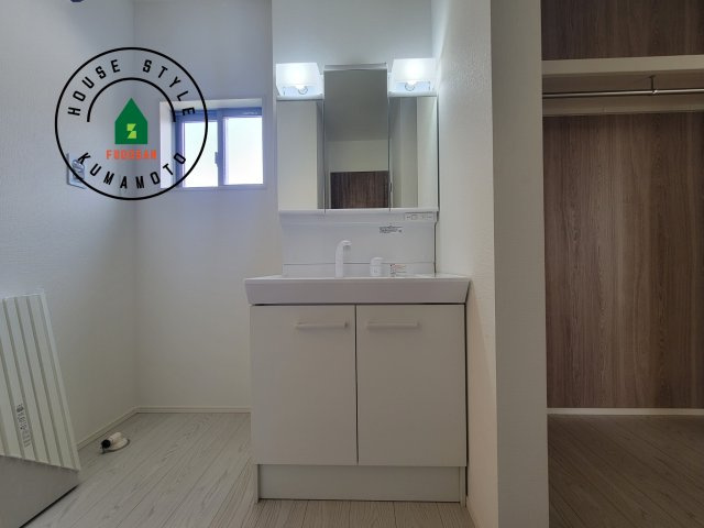 熊本市南区御幸木部3丁目第2-2棟（2号棟）　|毎日使うものだから清潔な空間を保ちたい水回り。洗面にはそんな願いを解消させてくれる収納アイデアが満載です。三面鏡の裏側にはキャビネットが現れ小物から背の高い物まで収納できます。