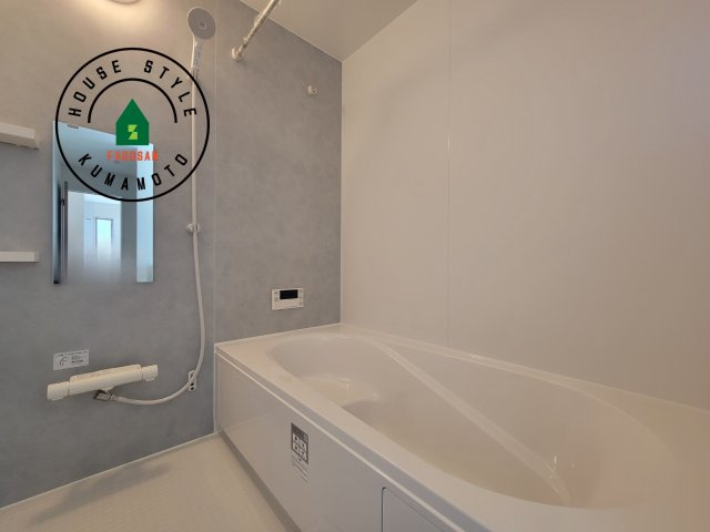 熊本市南区御幸木部3丁目第2-2棟（2号棟）　の浴室|ウ窓もあるので換気も安心ですね。同社仕様。1日の疲れを癒してくれる広々バスルーム。雨の日のお洗濯にも大活躍な浴室乾燥機付です！