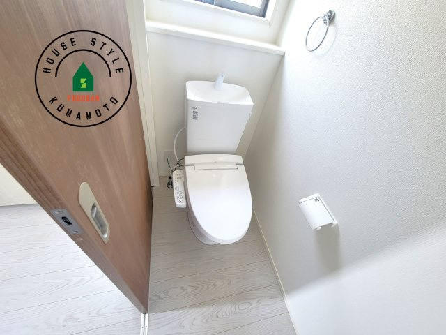 熊本市南区御幸木部3丁目第2-2棟（2号棟）　のトイレ|温水洗浄便座を完備しております。2ヶ所にトイレがあるのは朝の慌ただしい時間も安心です。