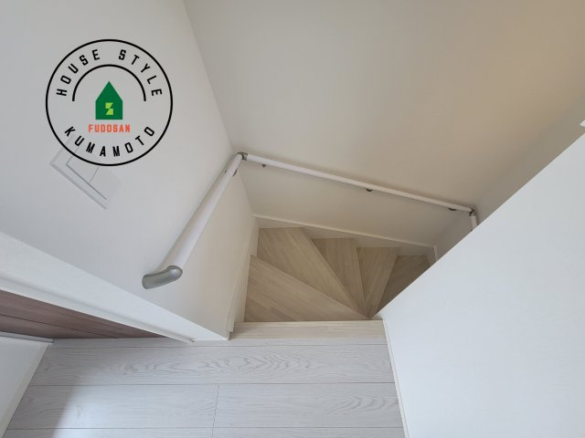 熊本市南区御幸木部3丁目第2-2棟（2号棟）　の内装|階段からも明るい光が入ります。採光や通風も階段の重要な役割です。