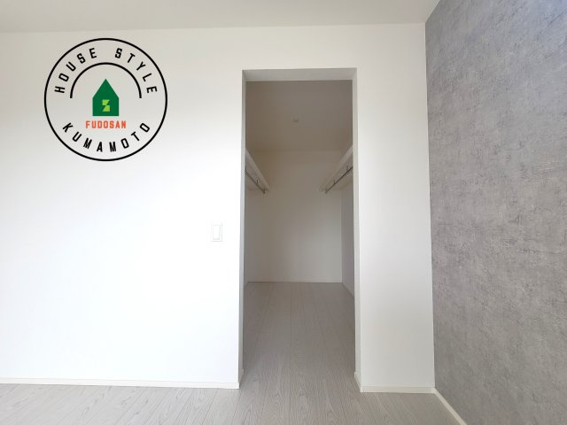 熊本市南区御幸木部3丁目第2-2棟（2号棟）　の収納|洋服や大きな荷物が多い方や人数の多いご家族などは、一般的なクローゼットよりもウォークインクローゼットのほうが使い勝手が良いです。