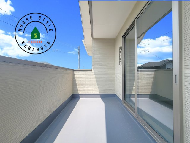 熊本市南区御幸木部3丁目第2-2棟（2号棟）　のバルコニー|風をしっかりと感じられるバルコニーでは、毎日が洗濯日和です。広々としているので洗濯も楽しくなるでしょうし、気分転換にバルコニーからの眺めを楽しむのもいいでしょう。