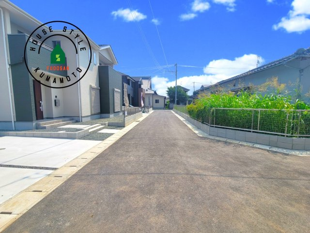 熊本市南区御幸木部3丁目第2-2棟（2号棟）　の前面道路含む現地写真|前面道路は閑静な住宅地をはしる車通りの少ない道路。お車の出し入れが苦手なママや小さなお子様にも安心ですね。しっかり舗装もされているので、ベビーカーや自転車で通っても快適に通行できます。