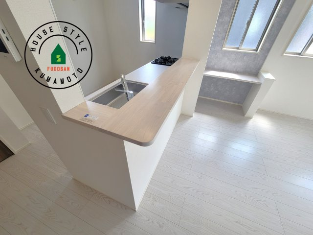 熊本市南区御幸木部3丁目第2-2棟（2号棟）　のダイニング|キッチンから立ち込める香りが今日の料理を期待させます。