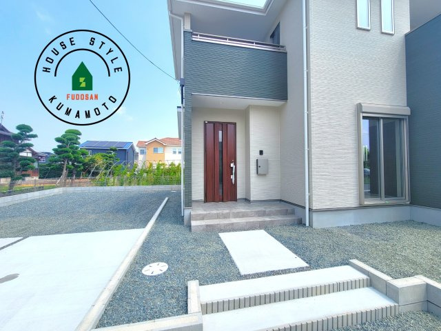 熊本市南区御幸木部3丁目第2-2棟（2号棟）　の玄関|おでかけの時も帰った時も、「我が家」を最初に感じでもらえる素敵な空間に。