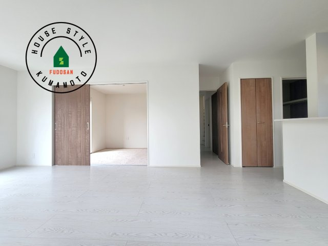 熊本市南区御幸木部3丁目第2-2棟（2号棟）　の居間・リビング|多くの時間を過すことになるリビングだからこそ、いつも穏やかな空間・解放感が味わえ毎日が充実します。