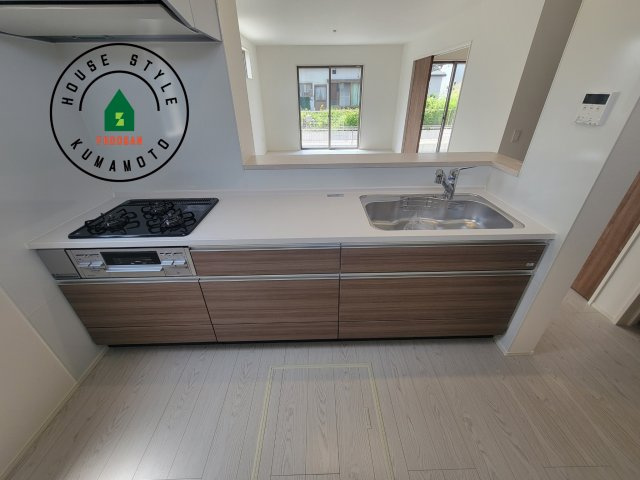 熊本市南区御幸木部3丁目第2-2棟（2号棟）　のキッチン|ご家族を近くに感じられる対面キッチンのLDK。会話もはずみそうですね。