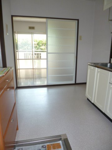 府中市紅葉丘２丁目のアパートの居間・リビング