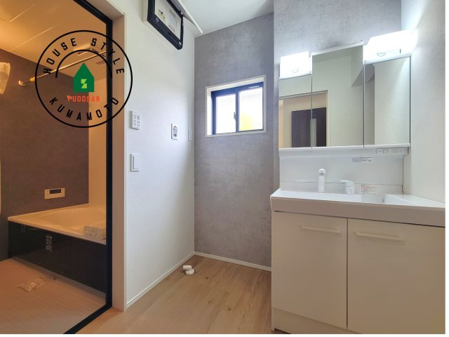 熊本市南区御幸木部3丁目第3-2棟（1号棟）　の脱衣所|ゆとりの洗面スペースで朝の身支度もスムーズに。暮らしを快適に変えるシャワー付洗面台です！