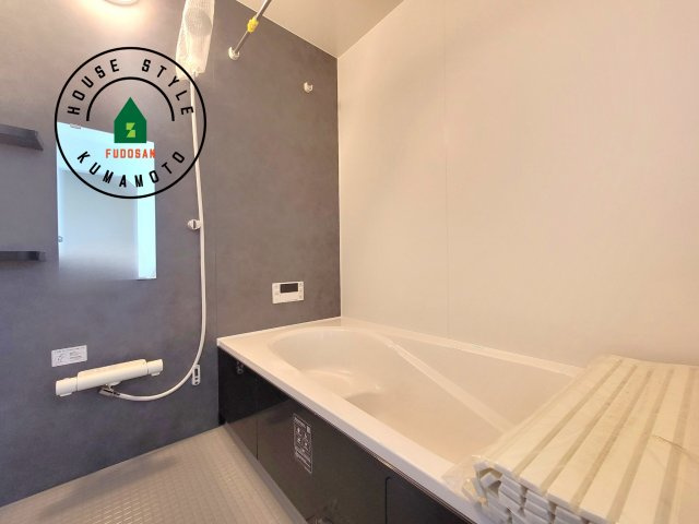 熊本市南区御幸木部3丁目第3-2棟（1号棟）　の浴室|1日の疲れを癒してくれる広々バスルーム。雨の日のお洗濯にも大活躍な浴室乾燥機付です！