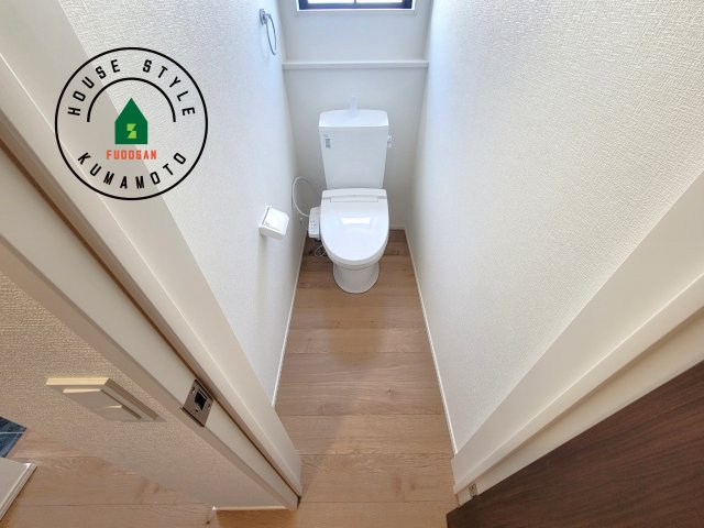 熊本市南区御幸木部3丁目第3-2棟（1号棟）　のトイレ|温水洗浄便座を完備しております。2ヶ所にトイレがあるのは朝の慌ただしい時間も安心です。